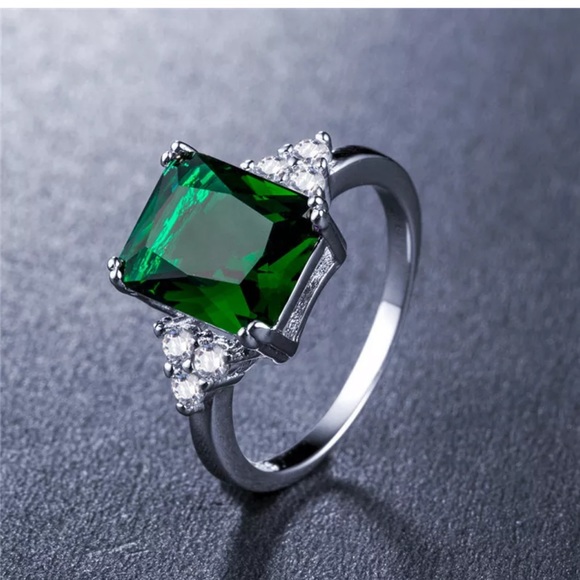 Jewelry - Gorgeous 925 Silver Princess Cut Emerald Ring
